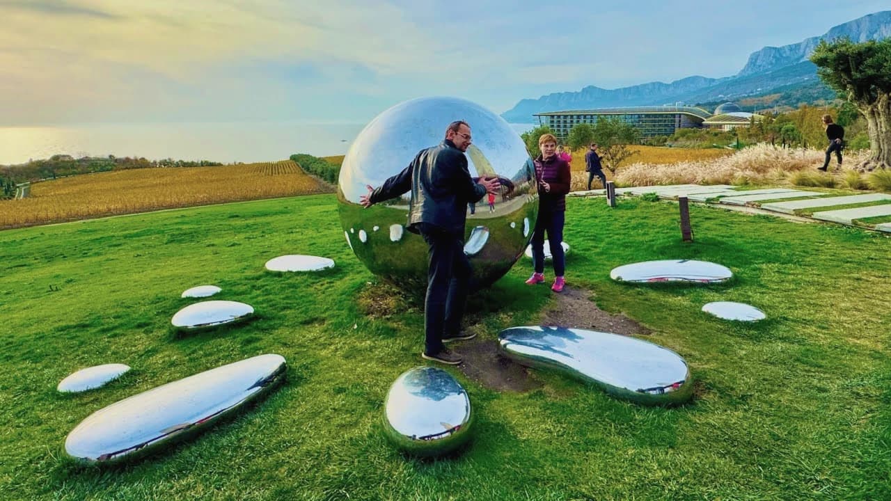 Late afternoon: guests at the sphere