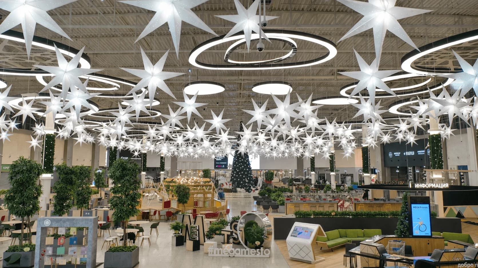 Iluminación artística del atrio · Entorno artístico para centros comerciales